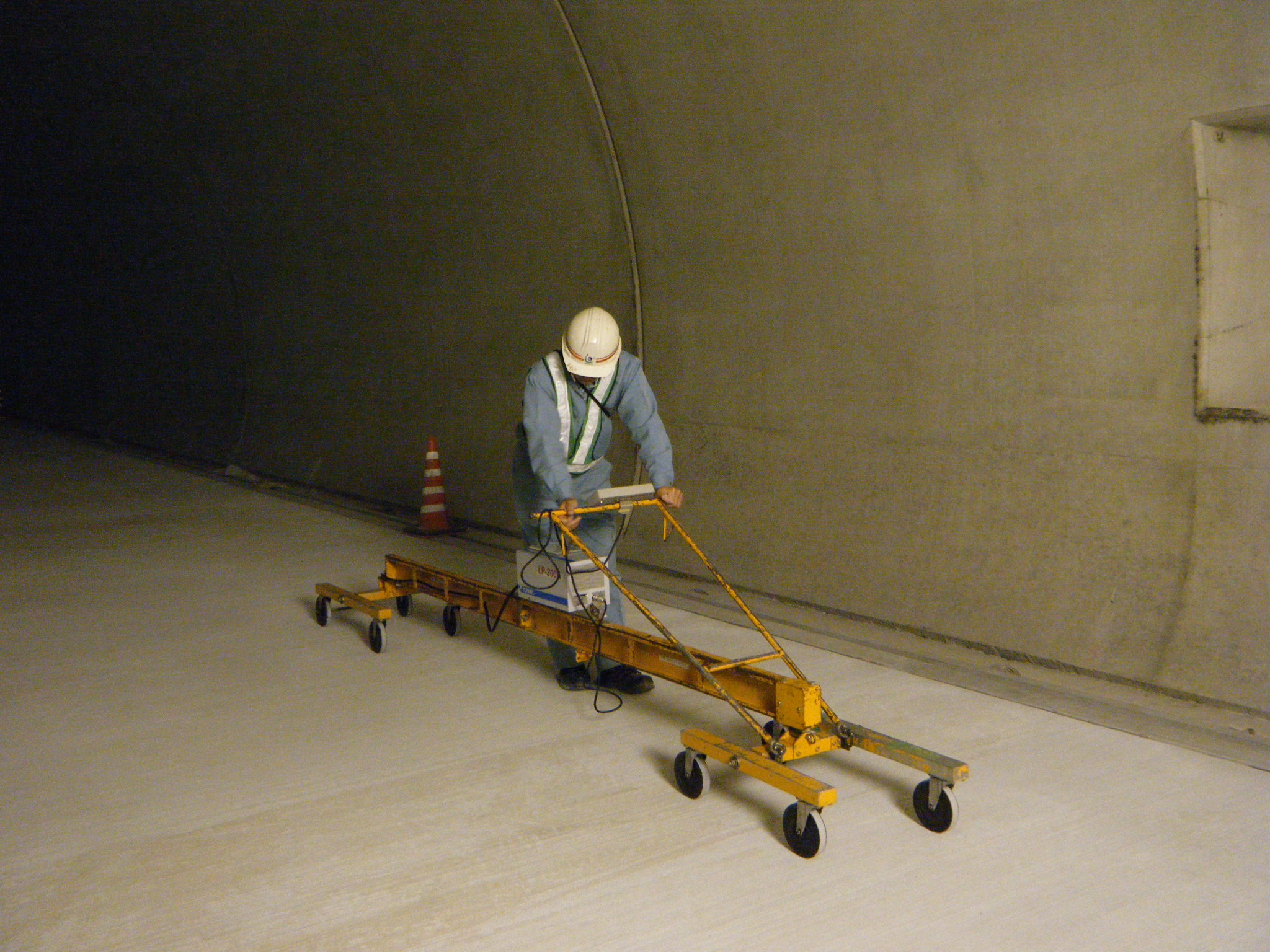 平成２０年度 三遠南信引佐地区三遠トンネル舗装工事: 平坦性試験！！！